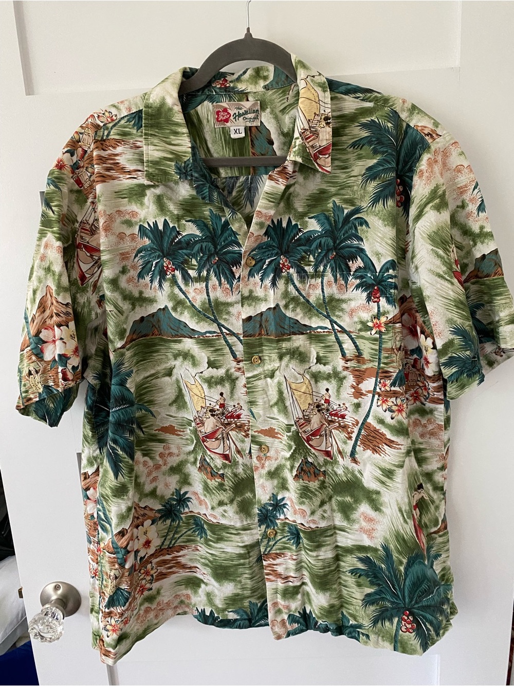 Hilo Hattie XL Men’s Hawaiian Shirt Hula Dancers Palm Trees Surfing Catamaran